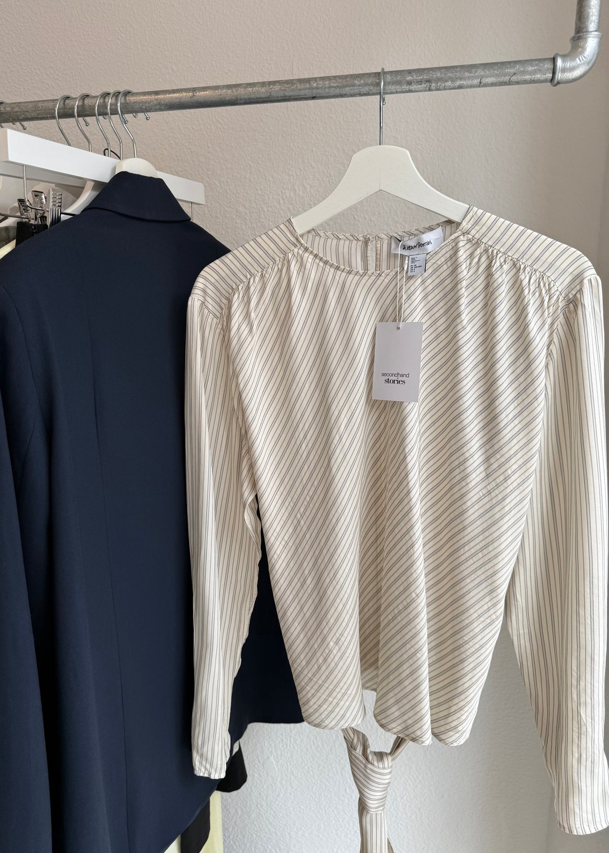 & OTHER STORIES Bluse mit Bindegürtel