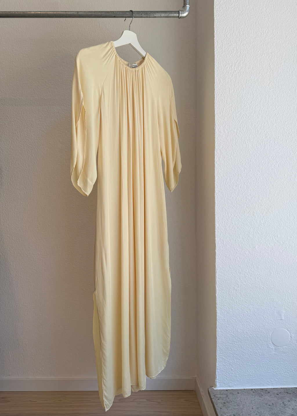 COS Fließendes Kleid butteryellow