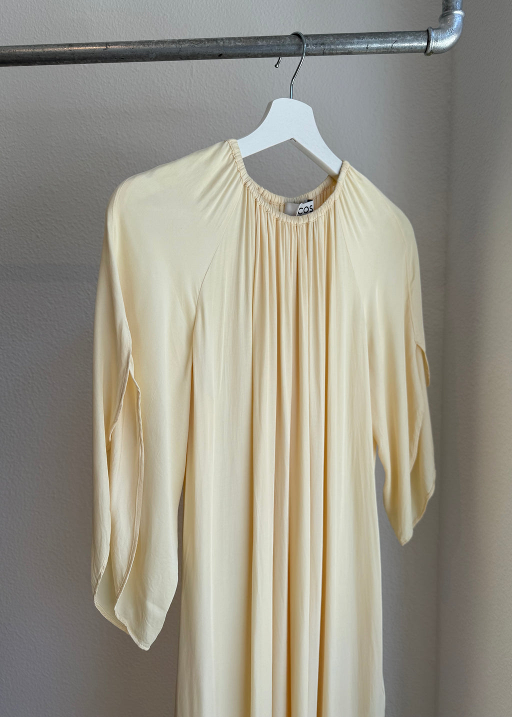COS Fließendes Kleid butteryellow